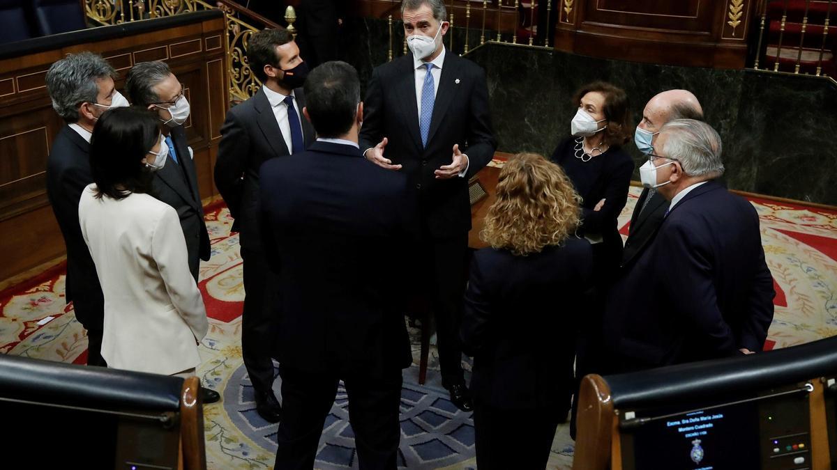 Sólo algunos invitados degustaron el almuerzo conmemorativo del 23F de gambas y pimientos de Padrón.