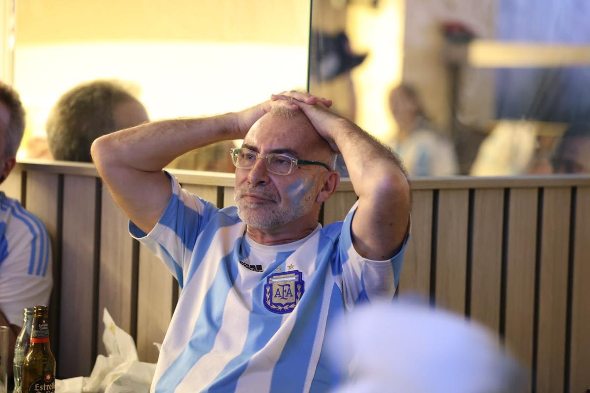 Los aficionados argentinos en Córdoba vibran con su equipo en la final del Mundial 2026