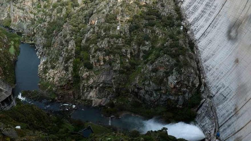 Suelta de caudal ecológico en el embalse de Almendra.