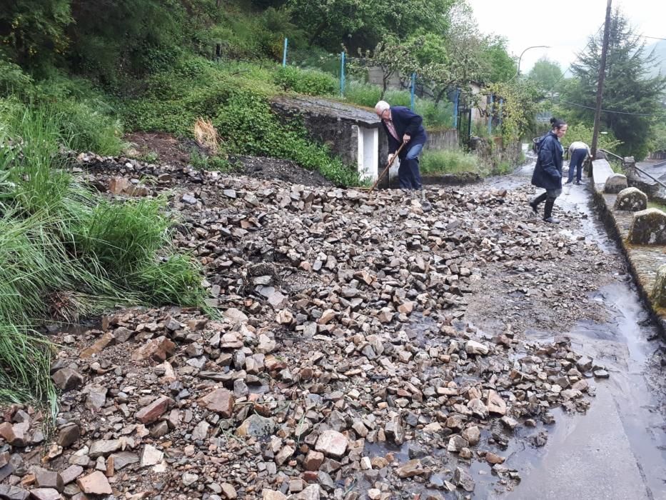 Un argayo corta la carretera regional en Fondos de Vega (Degaña)