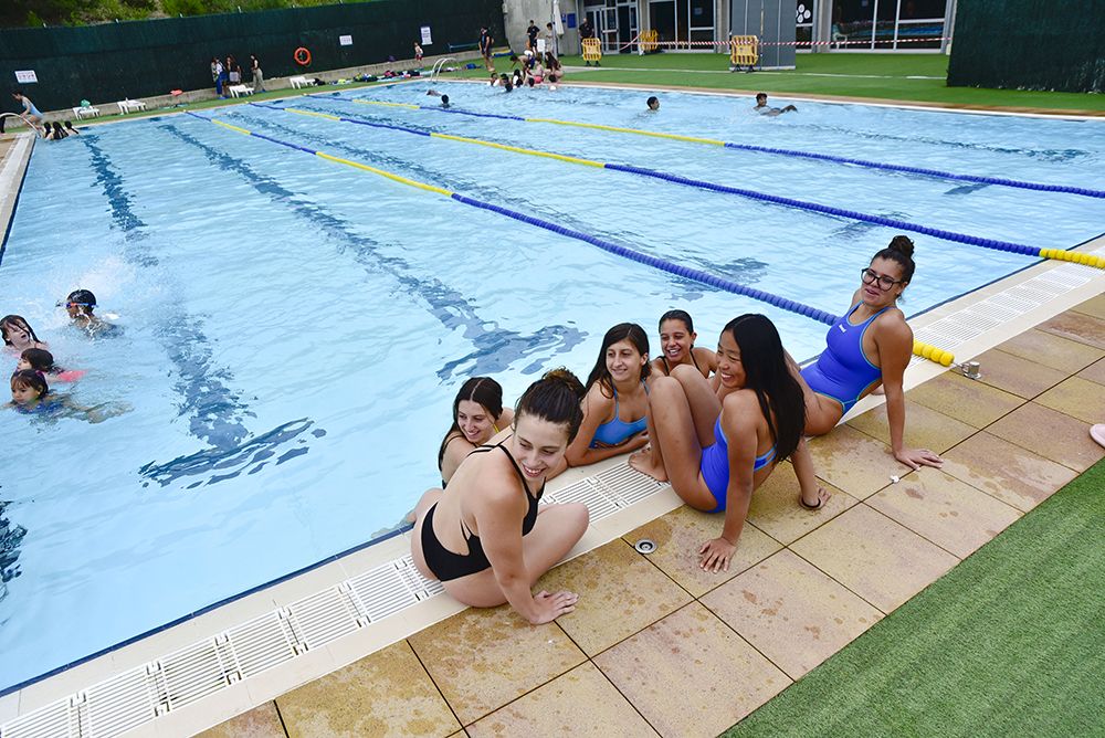 Un grup de noies a les  piscines municipals de Manresa