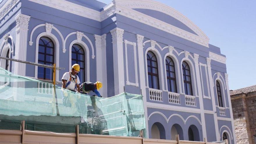 Los obreros trabajan en la demolición de las taquillas del Ramos Carrión