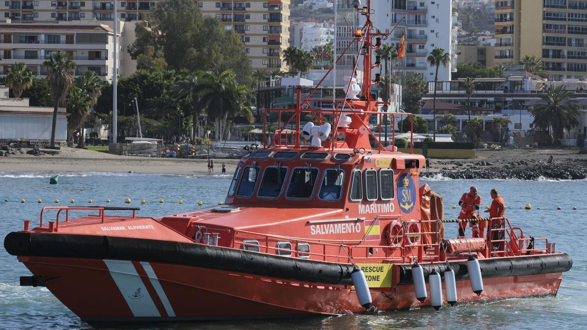 Llegada de la guardamar Alpheratz al puerto de Los Cristianos (Tenerife) tras acompañar a un cayuco, el pasado viernes.