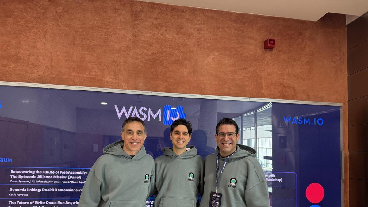 Los dos socios fundadores de Endor, Daniel López (a la izquierda) y Ángel de Miguel (en el centro) junto con Rafael Fernández López