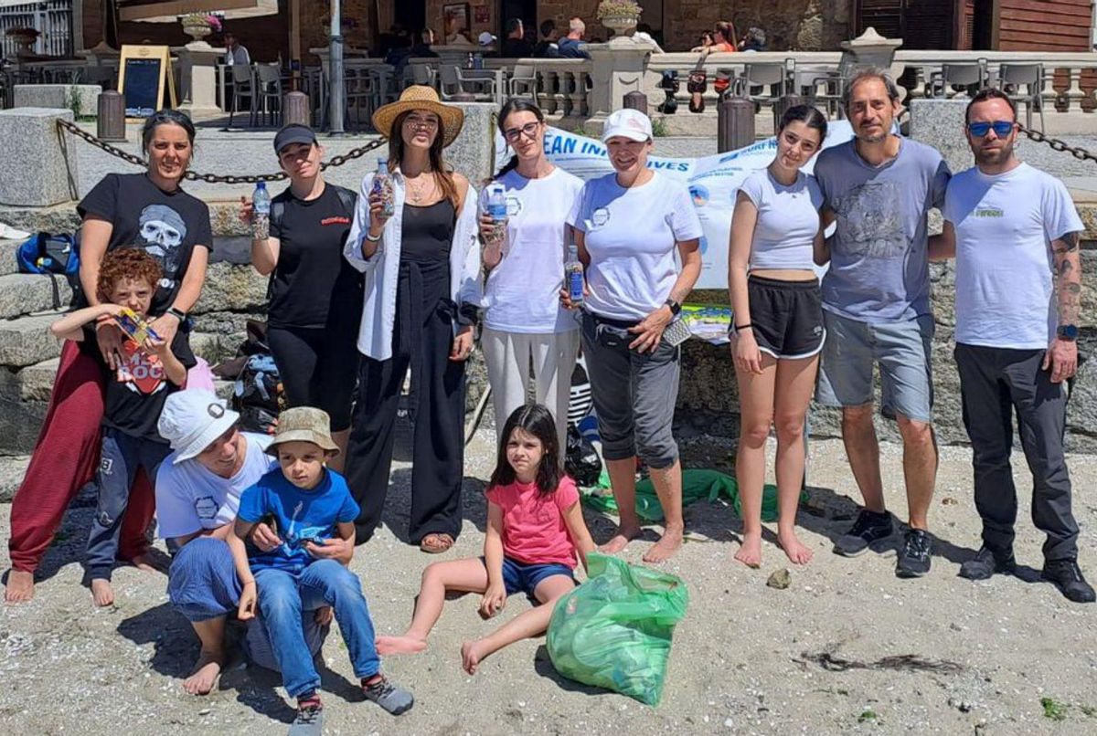 Carbonero interesándose por la actividad con una de las integrantes de Limpiarousa. | // FDV
