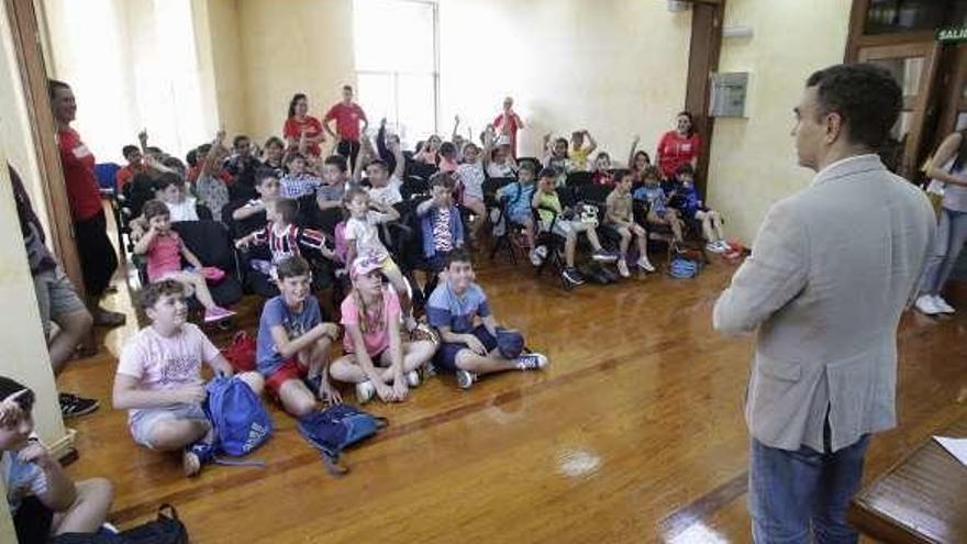 Iván Fernández, durante una visita escolar al Ayuntamiento de Corvera, antes de la crisis sanitaria, en una imagen de archivo.