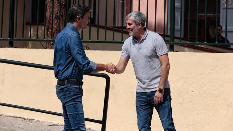 Pedro Sánchez llega al puesto de mando situado en el Colegio Andrés Orozco, en Arafo