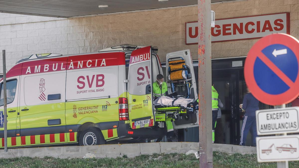 Ambulancia en la puerta de urgencias del Hospital Vega Baja