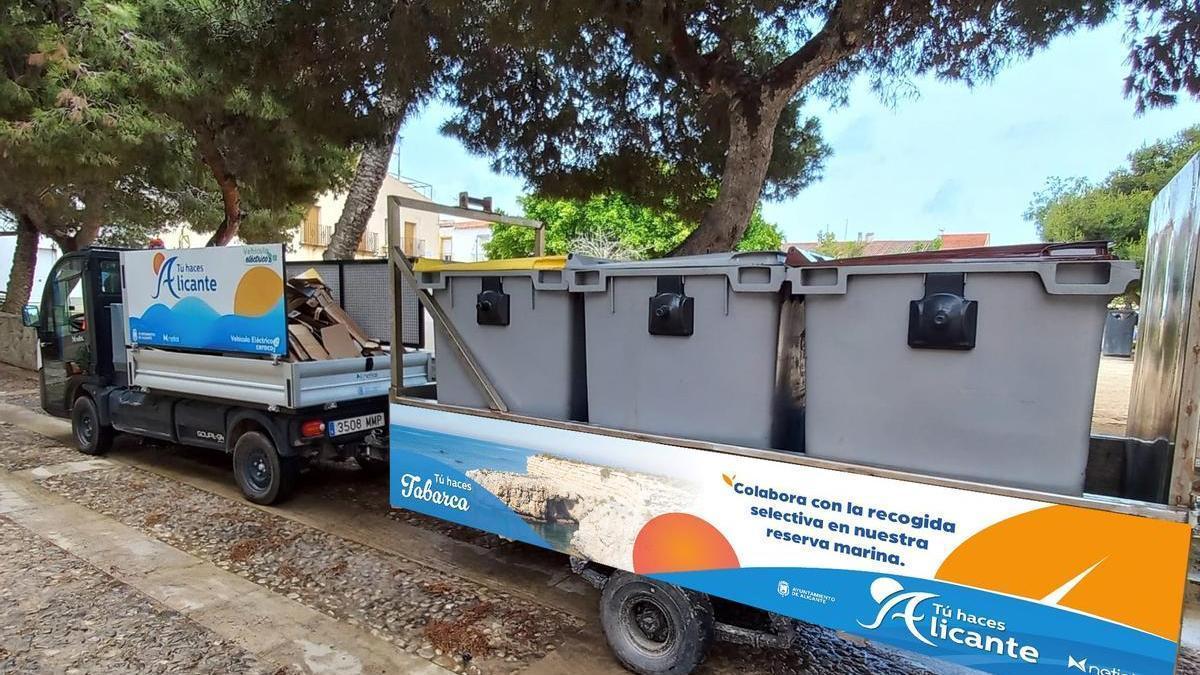Un vehículo de recogida puerta por puerta en la isla de Tabarca.