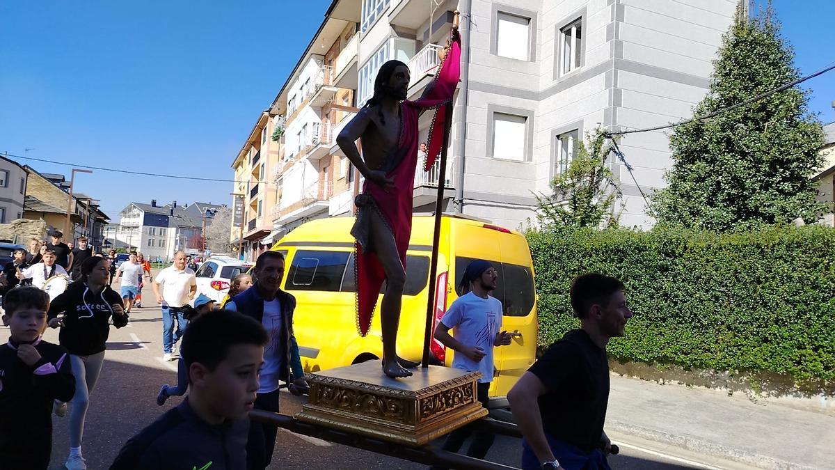GALERÍA | El Cristo Resucitado "Pincha Tajadas", a la carrera por Puebla de Sanabria