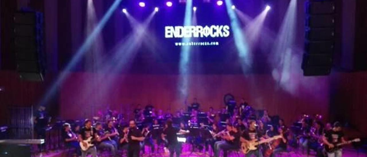Enderrocks y la banda de Fortaleny llenan el Palau de les Arts con «heavy» sinfónico