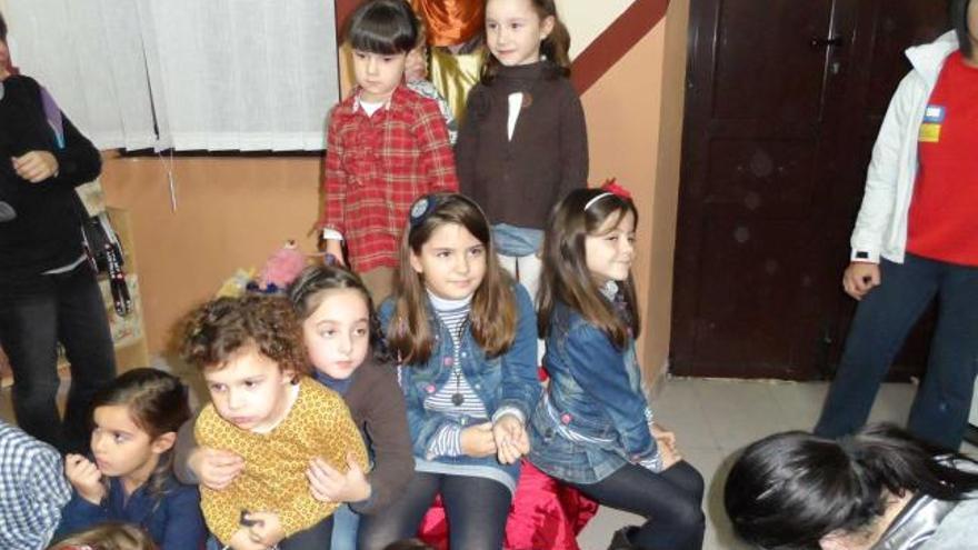 Los niños, esperando a Aliatar en Logrezana.