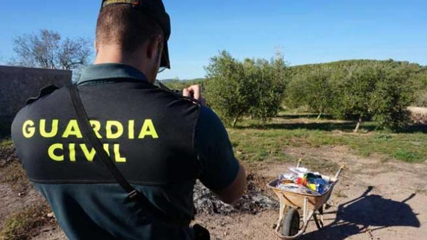 Un agente de la Guardia Civil toma fotografías en la finca de Sant Rafel.