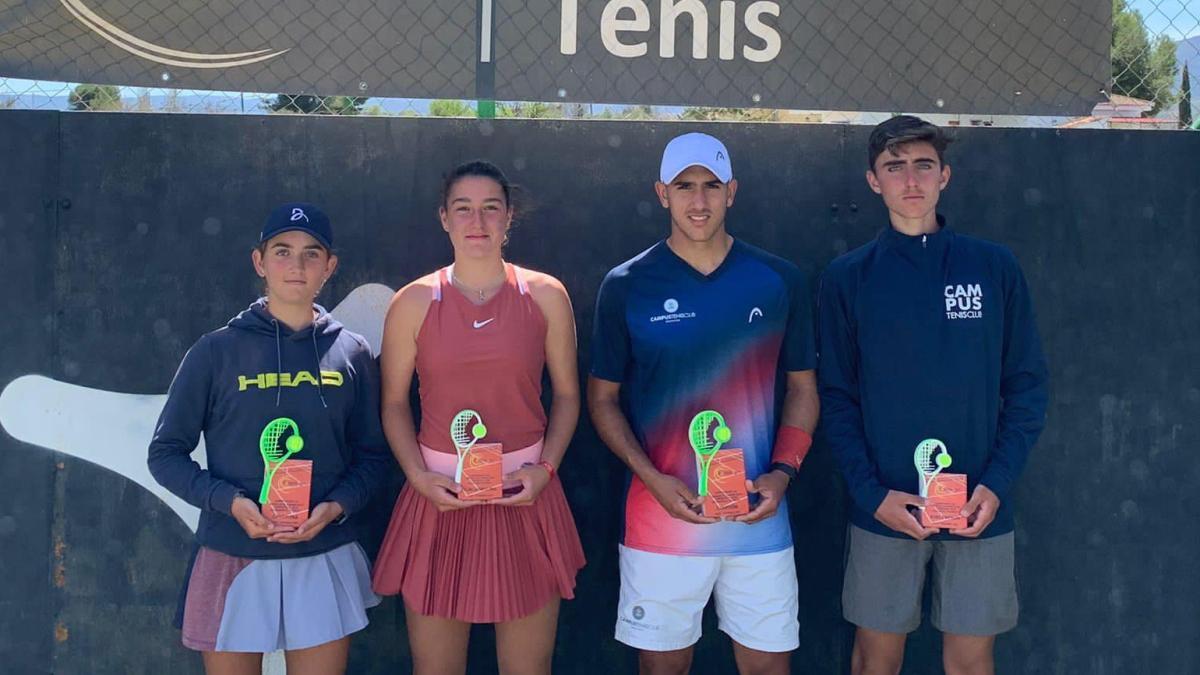 Candela Yécora, la primera por la izquierda, tras ganar el campeonato andaluz júnior de tenis.