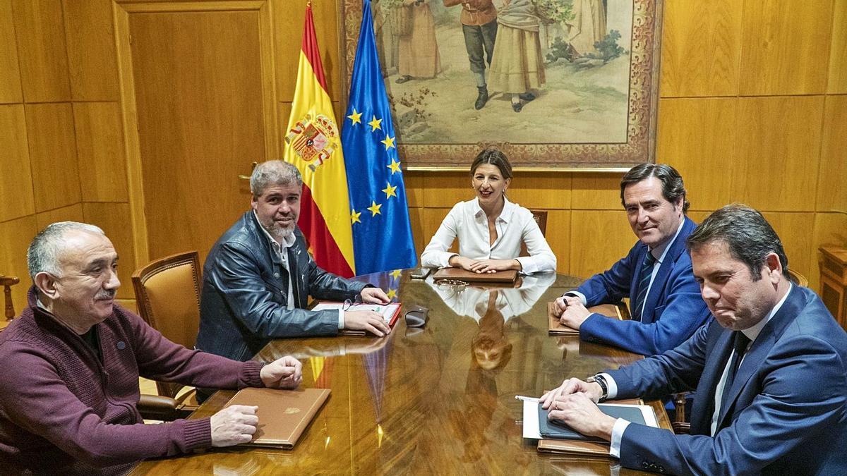 La ministra de Trabajo, Yolanda Díaz, junto a los representantes de patronal y sindicatos en una reunión anterior a la pandemia.