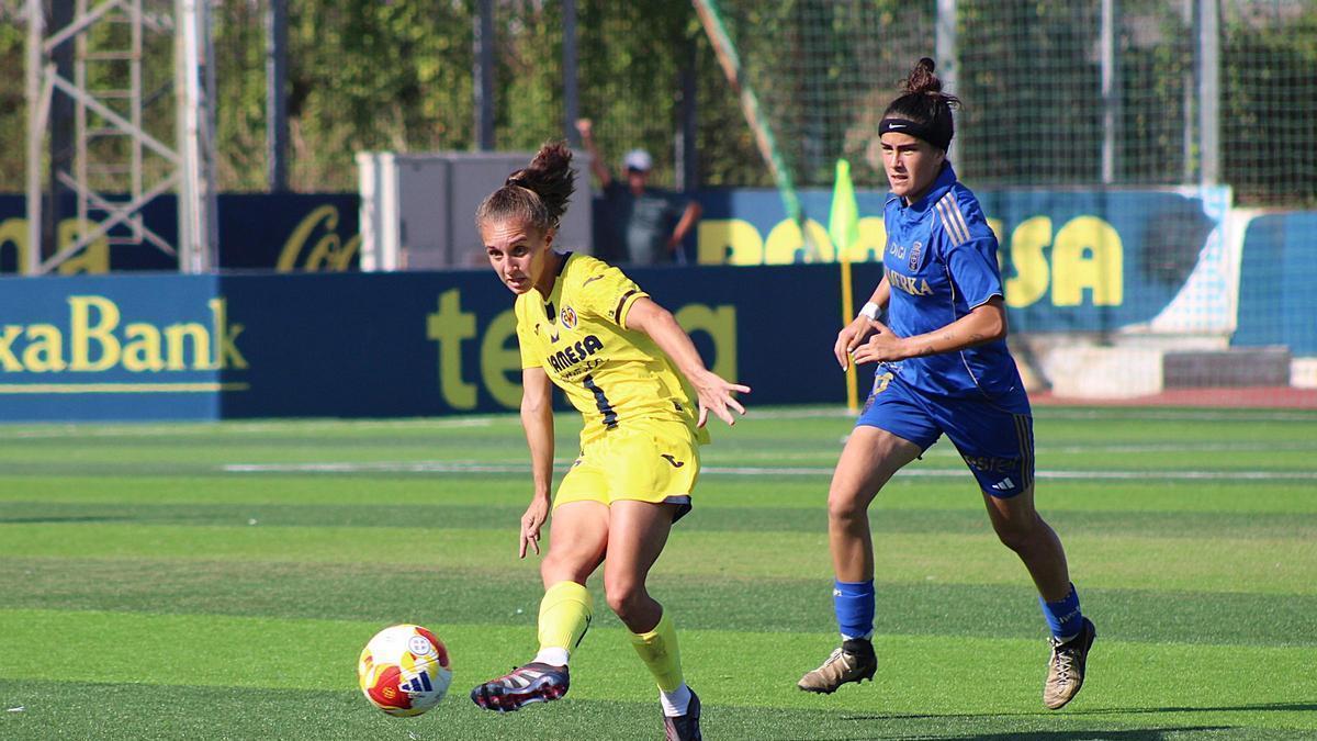 La jugadora del Villarreal Femenino golpea el balón, durante el partido ante el Oviedo en el Mini.