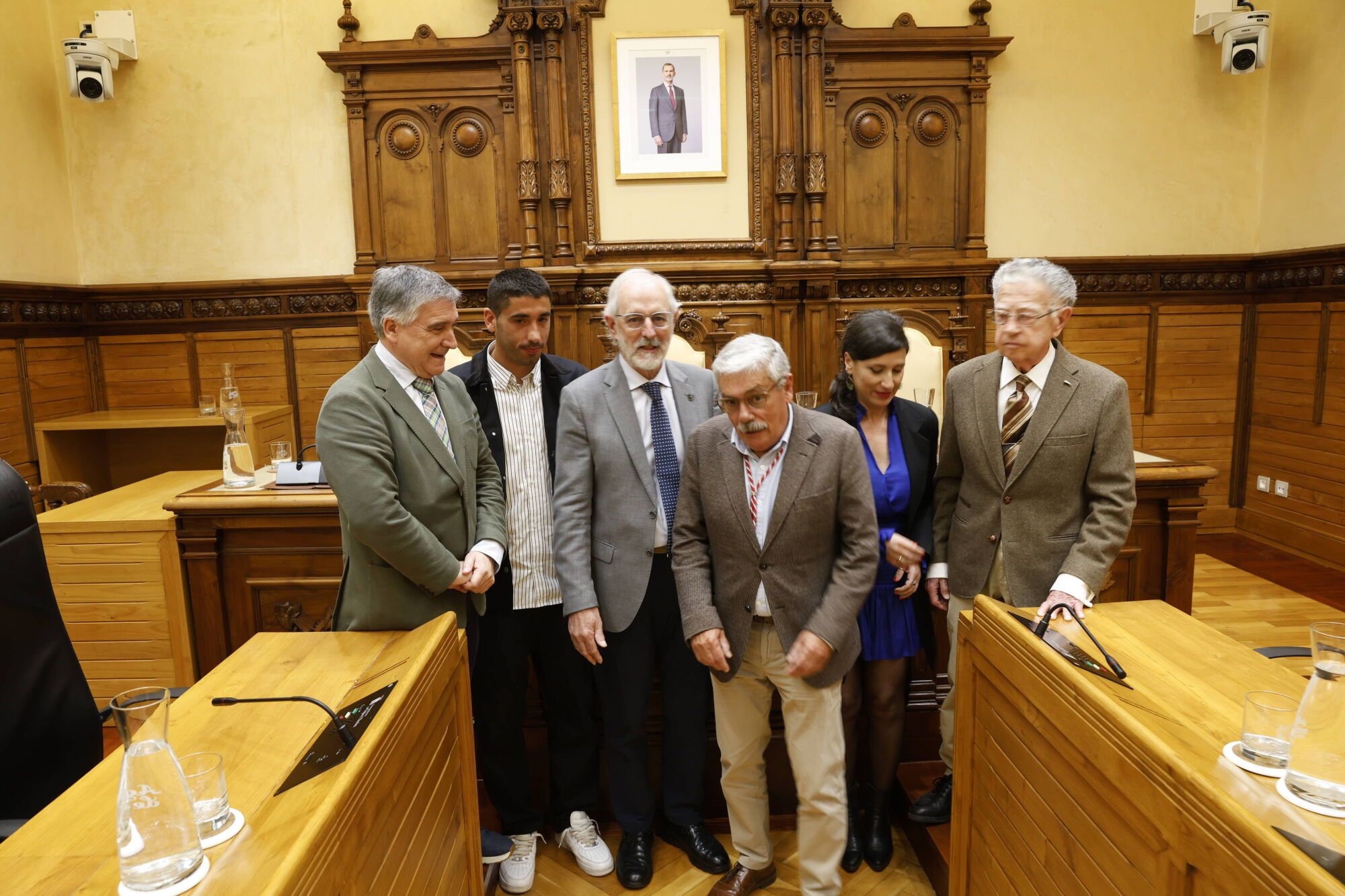 EN IMÁGENES: Gijón honra a sus vecinos ejemplares, ahora sí, tras la interrupción provocada por el apagón