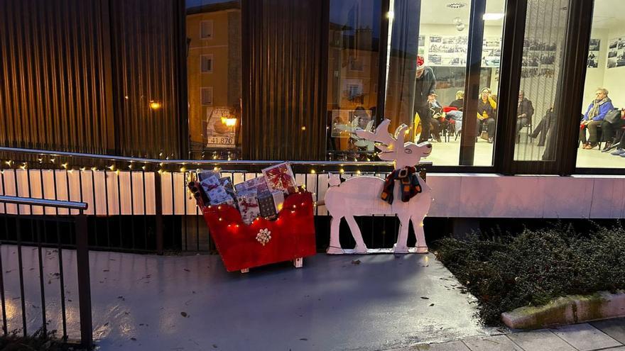 Decoración navideña en la entrada del centro social de El Nodo. | N. M.