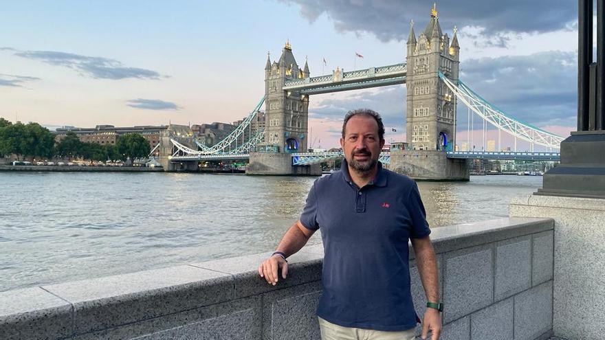 El decano del Colegio de Abogados, Ángel García Aragón, con el ‘Tower Bridge’, de Londres, al fondo.