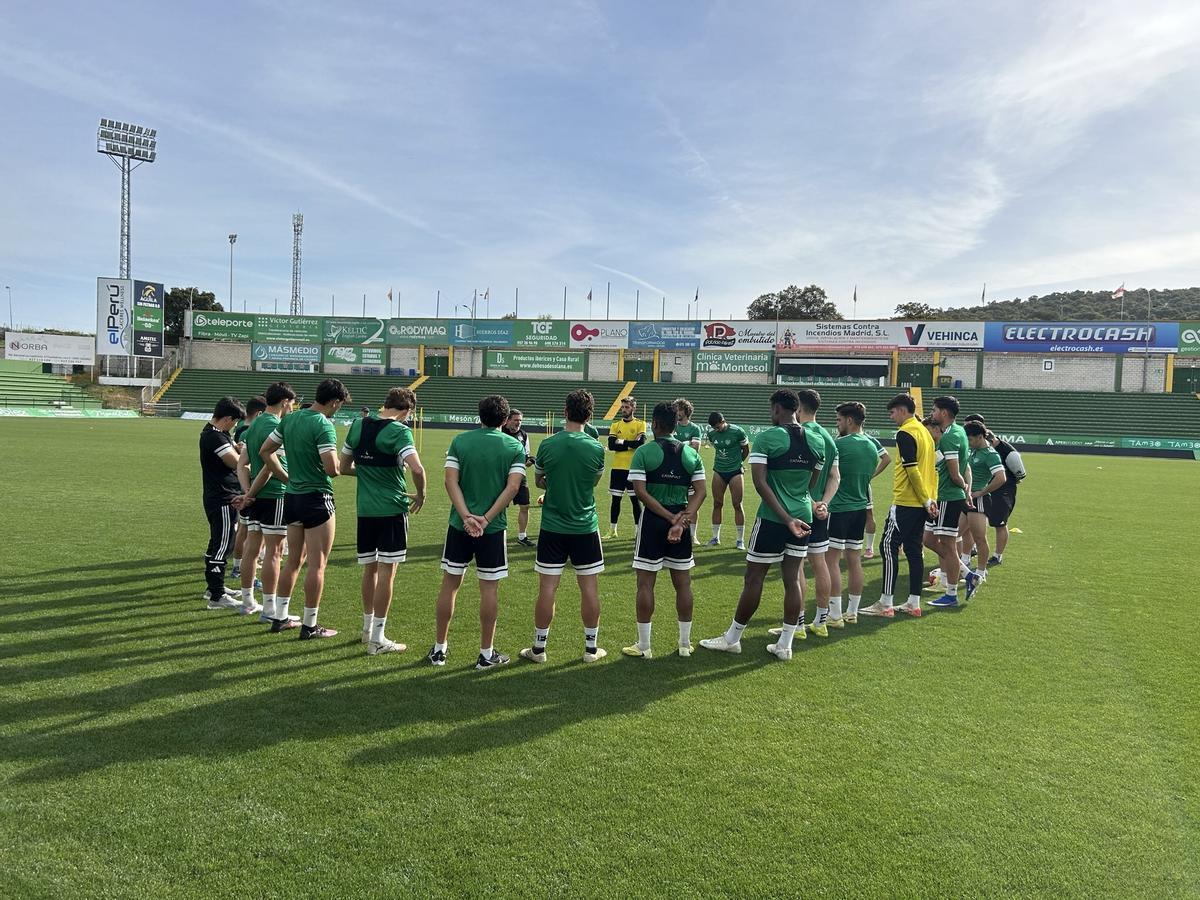 Los jugadores del Cacereño en círculo entorno a Julio Cobos antes del entrenamiento de este lunes.