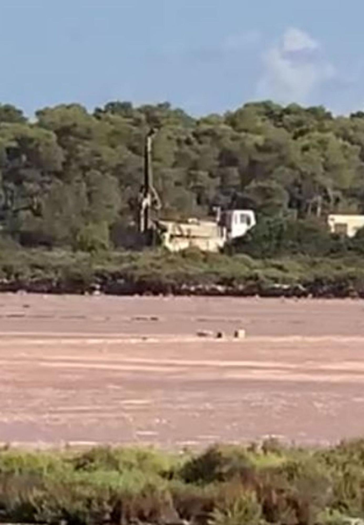 Imagen de la perforadora en el parque natural de es Trenc. 