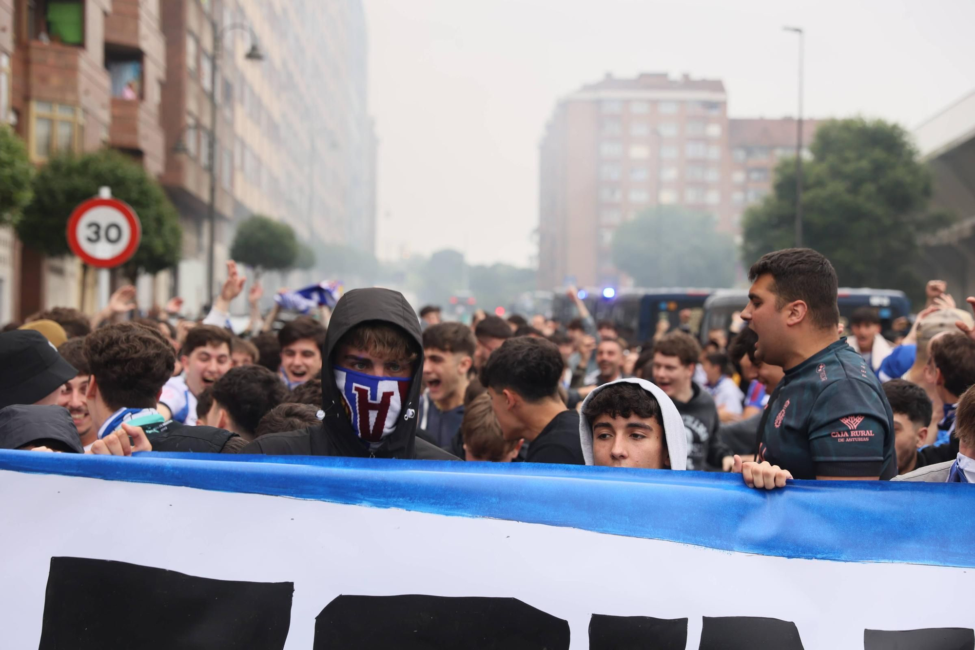 EN IMÁGENES: Avilés se tiñe de blanquiazul para la final por el ascenso ante el Rayo Majadahonda