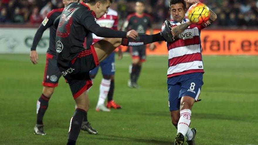 Josep Señé trata de controlar un balón frente a Javi Márquez. // Efe