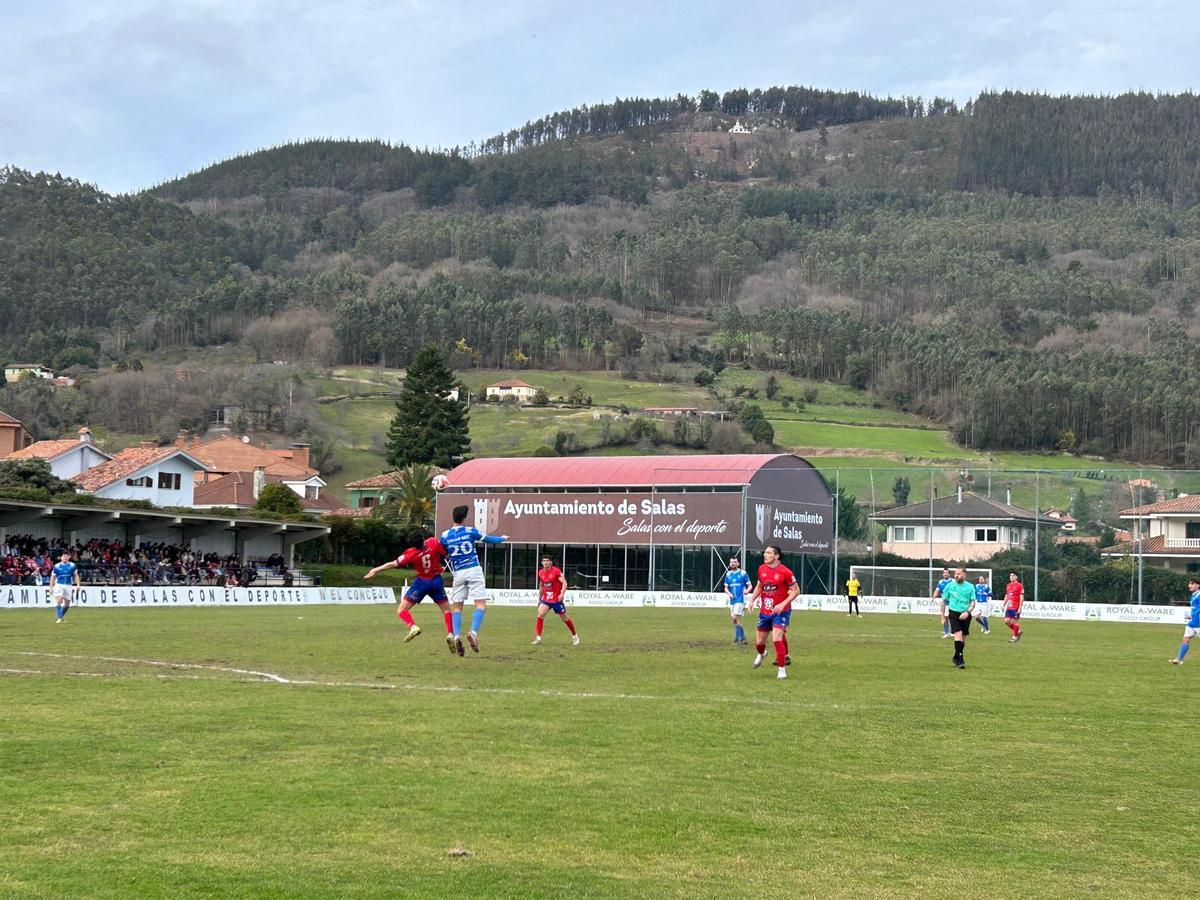 EN IMÁGENES: Así fue el derbi entre Salas y Cornellana, con victoria visitante en el último suspiro