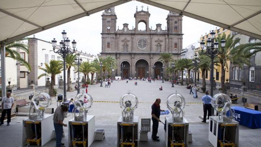 Los técnicos de Loterías preparan los bombos del sorteo que se celebró en 2011 en la plaza de Santa Ana. | juan carlos guerra