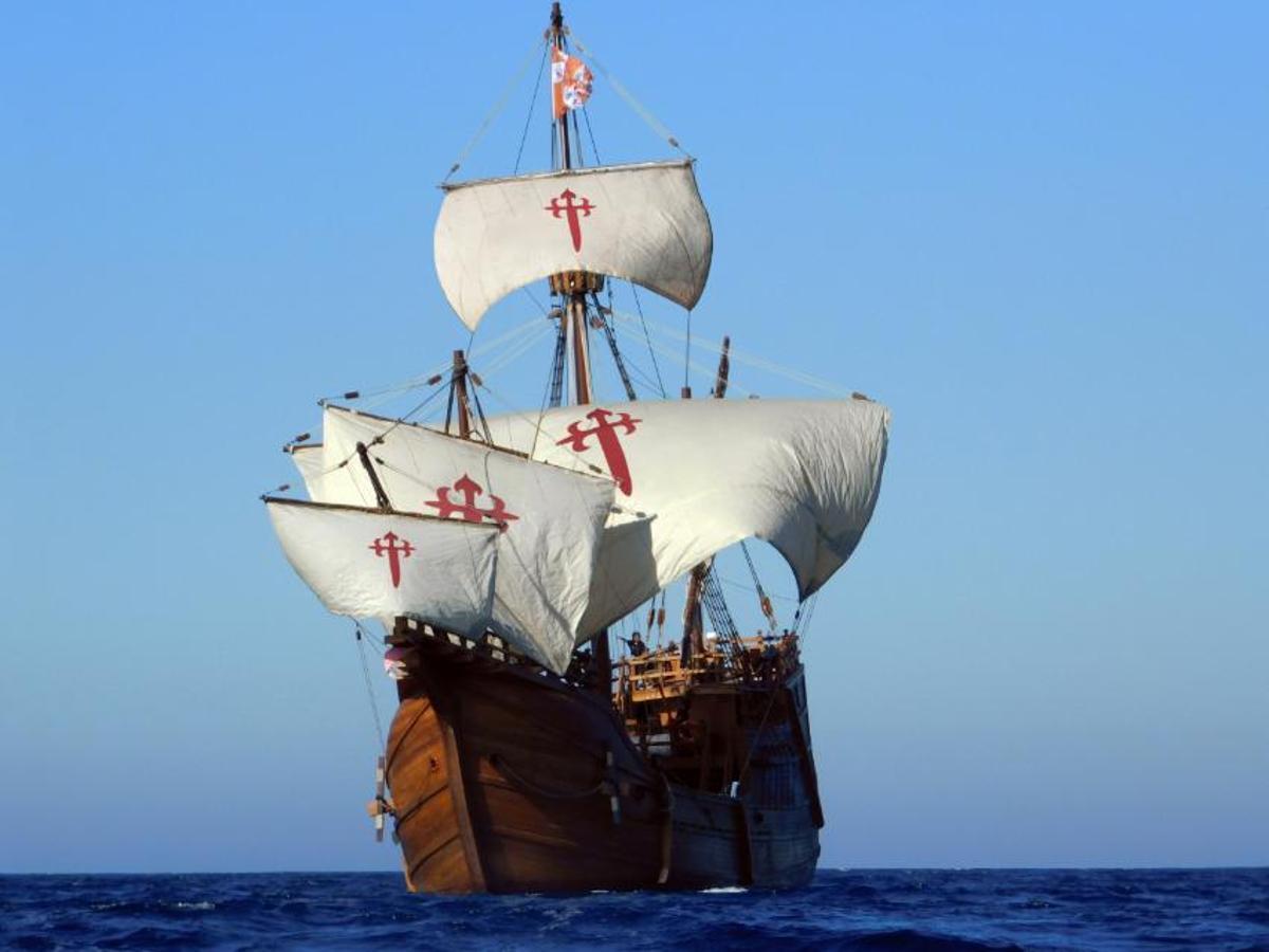 La réplica de la nao de Trinidad surcando los mares