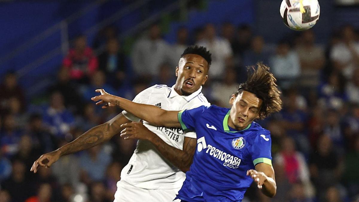 Militão disputa un balón aéreo con Enes Unal. |  // REUTERS