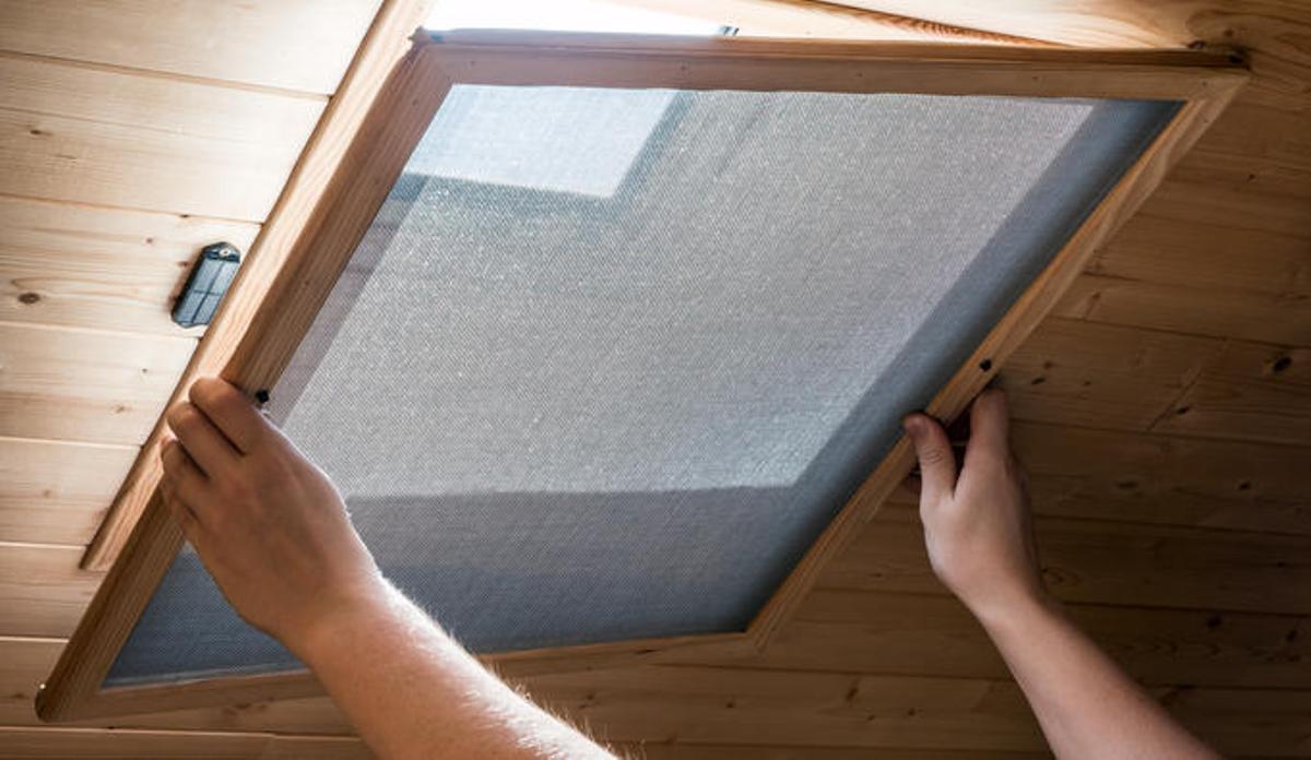 Las mosquiteras en las ventanas, el truco más básico.