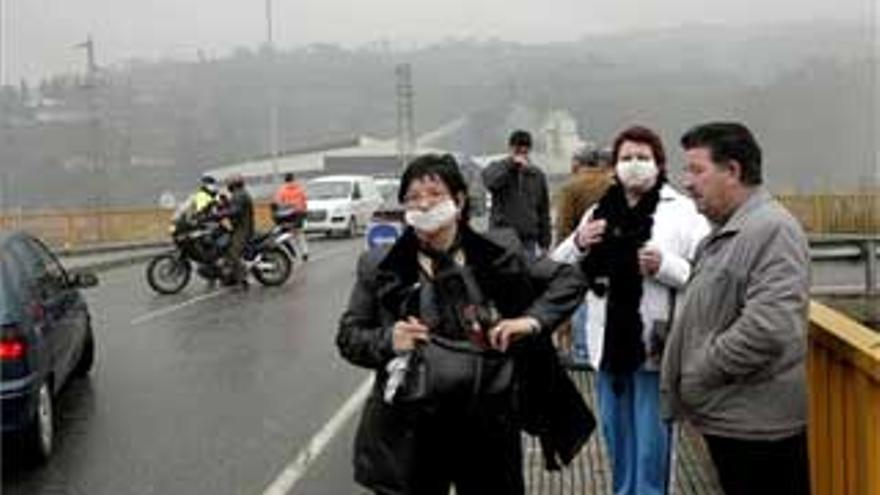 Un incendio en una mina genera una gran nube de humo en Langreo