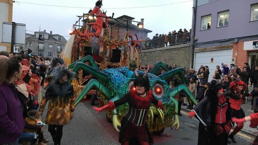 El grupo, en un momento del desfile de Tapia.