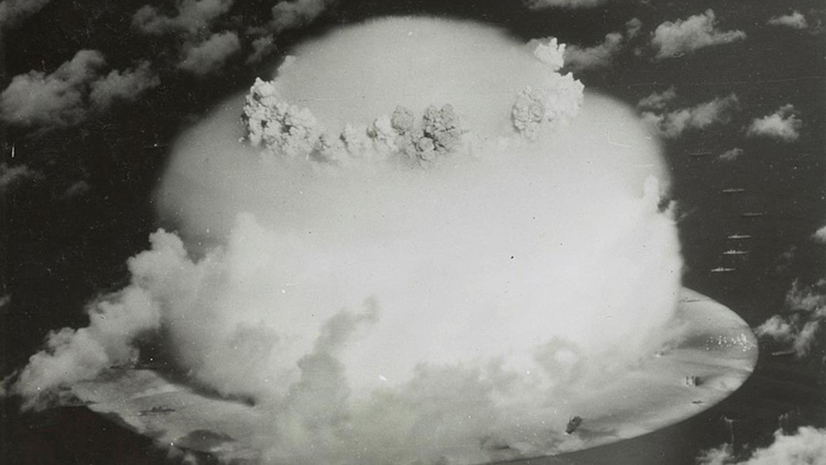 Imagen de la explosión de una bomba nuclear durante un ensayo de EEUU en las islas Marshall, en 1946.