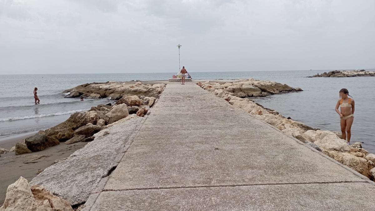 Espigón pequeño en Pedregalejo con el paseo peatonal y asientos al fondo, el pasado domingo.