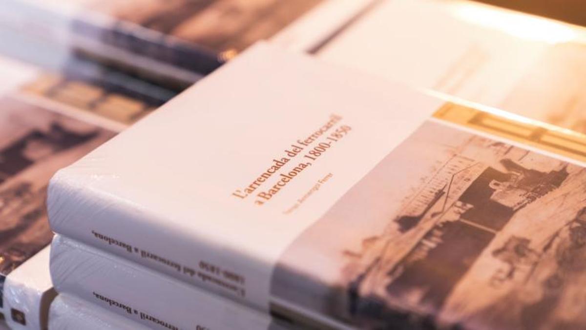 Fotografía de un montón de libros sobre Barcelona