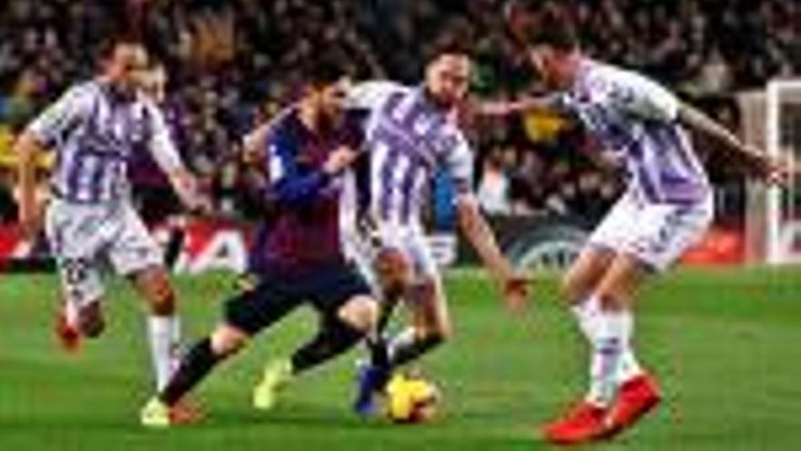 Leo Messi, envoltat de jugadors, en una acció del partit d&#039;anit al Camp Nou.