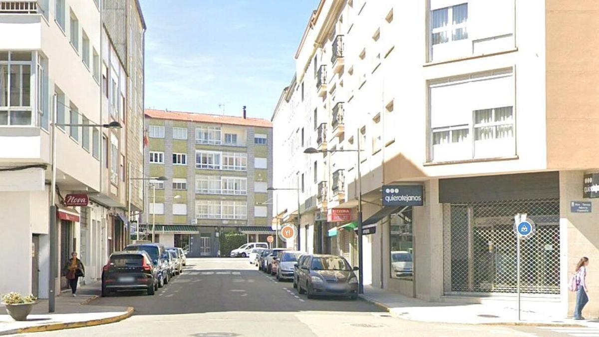 Una parte d ela rúa Rosalia de Castro en Negreira, que da acceso al grupo escolar