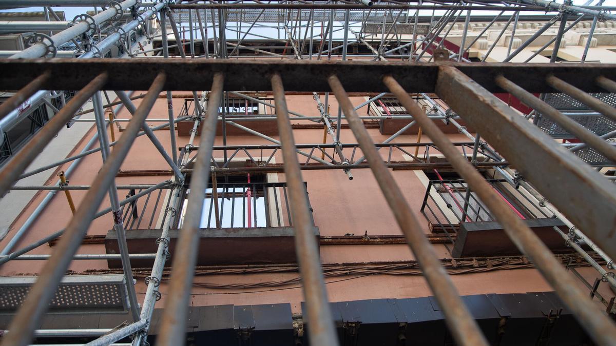 Un edificio en construcción en el Coso de Zaragoza
