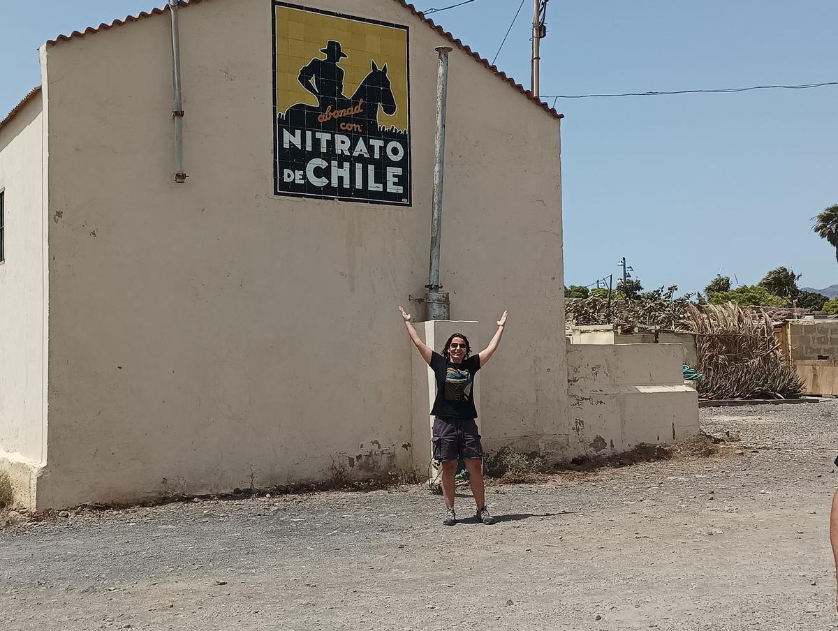 Recuperación del primer cartel de mosaico de nitratos de Chile en Agüimes