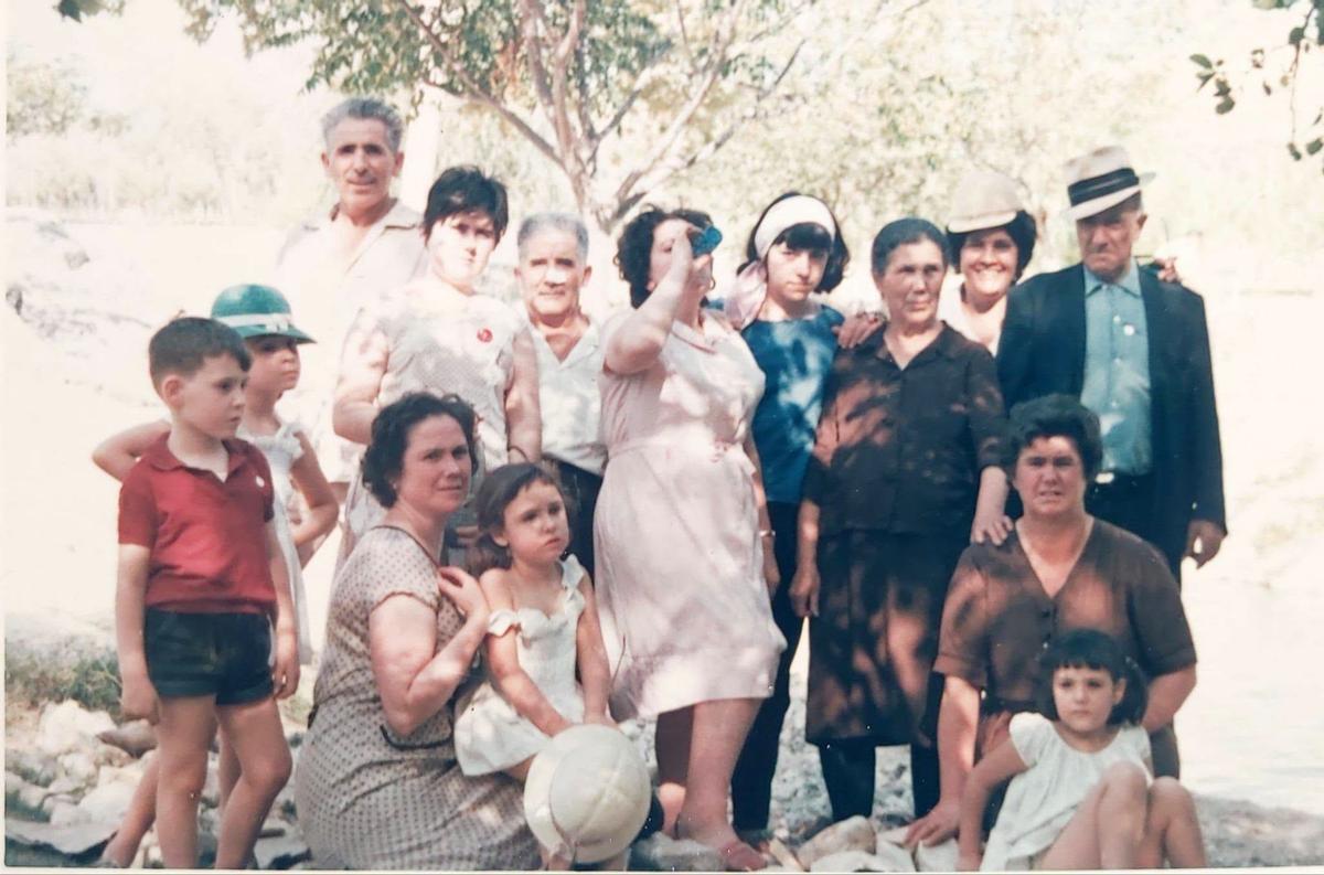 Día de baño ene el paraje de la Fuente de las Piedras allá por 1964 65.