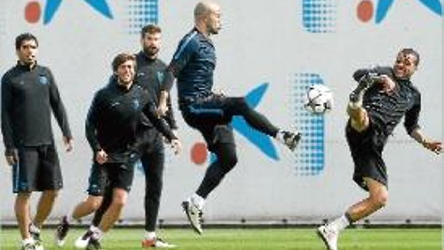 Mascherano i Alves, durant l&#039;entrenament d&#039;ahir a la Ciutat Esportiva.