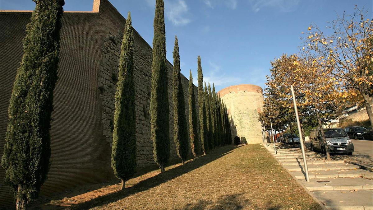 Un dels trams de la muralla a tocar la Universitat