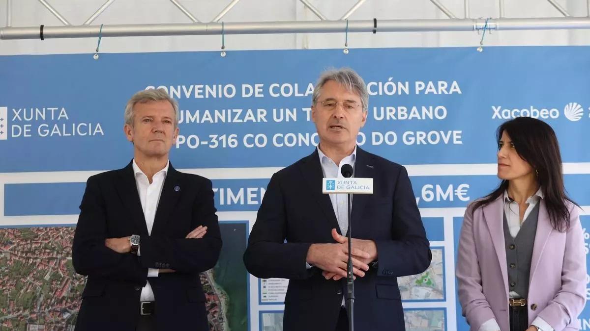 José Cacabelos, flanqueado por el presidente de la Xunta y la conselleira de Infraestruturas, cuando se presentó el proyecto de reforma de la calle de Luis A. Mestre.