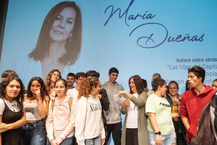 María Dueñas, con escolares en Tenerife