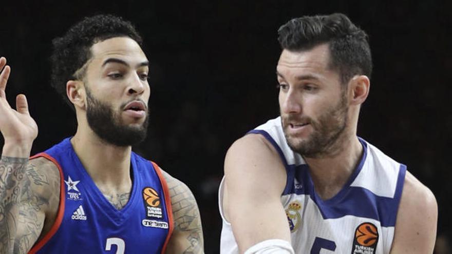 Tyler Honeycutt (izquierda) junto a Rudy Fernández