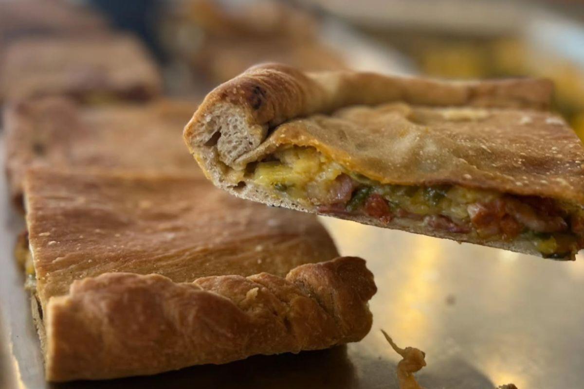 Empanada casera del buffet libre de esta cafetería oculta de Santiago.