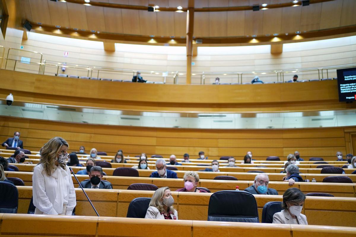 Yolanda Díaz (izquierda), junto a Nadia Calviño (centro) en el Senado.