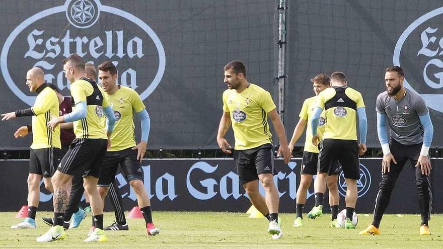 Aspas y Mallo (segundo y tercero por la izquierda), Jonny (centro) y Sergio (derecha), durante un reciente entrenamiento del Celta. // José Lores